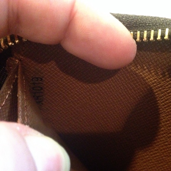💯% AUTHENTIC LV Zippy Monogram Wallet - Picture 3 of 4
