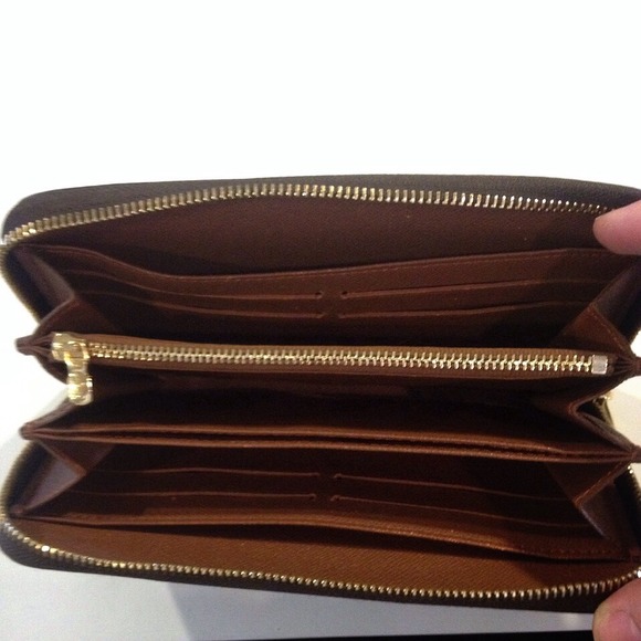 💯% AUTHENTIC LV Zippy Monogram Wallet - Picture 4 of 4