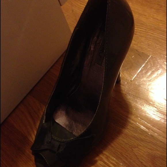 Heels - Picture 3 of 3