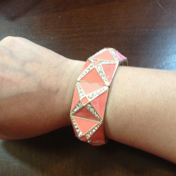 Pave pyramid stretch bracelet