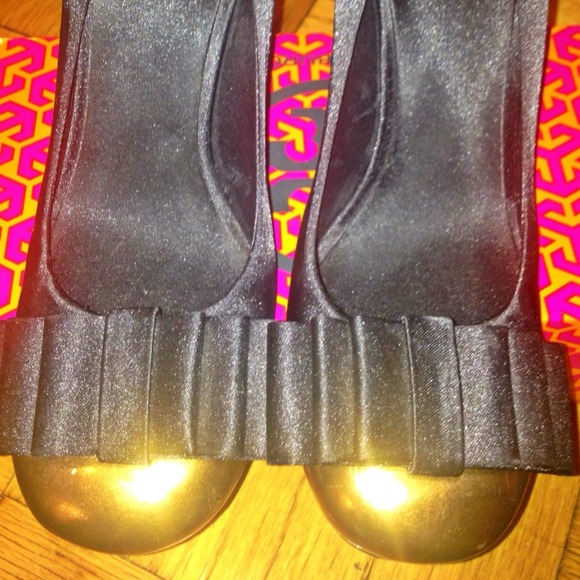 Black and gold round toe Bow Pumps