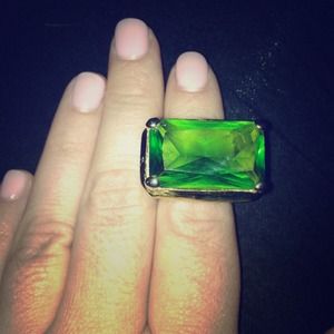 Size 6 emerald green cocktail ring w/ star detail