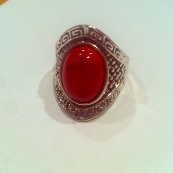 Amazing womans ring size 10!! Stunning red stone