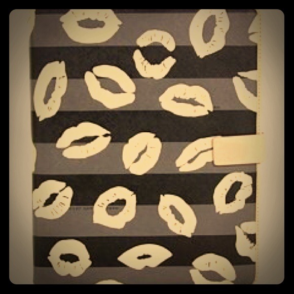 ❗️KEPT❗️Eazy Tech Stripey Lips Tablet Cover!
