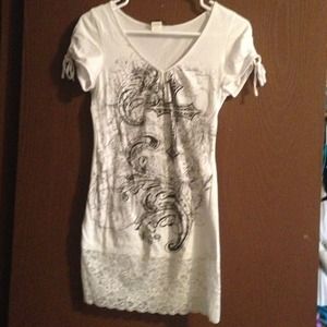 Soft v neck top with design