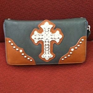 WALLET CLUTCH W/STRAP.