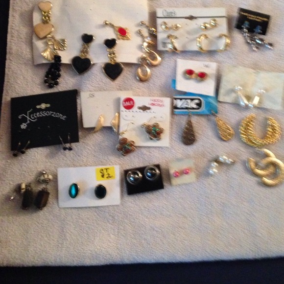 A lot of earrings for pierced ears!!