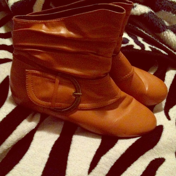 Cute lil tan boots