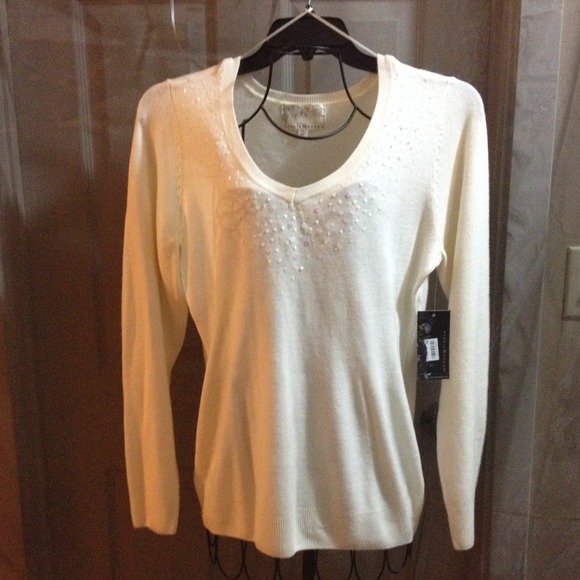 NEW soft off-white💖sweater SAVE $27.00 off list $💞