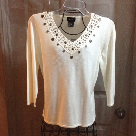 NEW💞vanilla color "V" sweater🌺SAVE $27.00 off list$