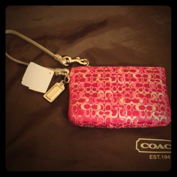 Coach Clutches & Wallets - 💥SUPER SALE💥coach signature c wristlet