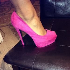 Peep toe pumps