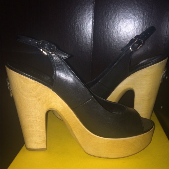 Chanel *SOLD* - Picture 2 of 4