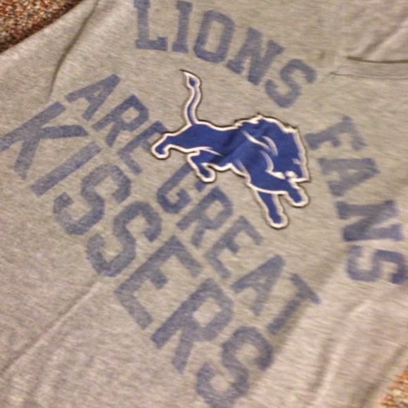 VS Pink V-neck lions shirt w/ Suh T-shirt