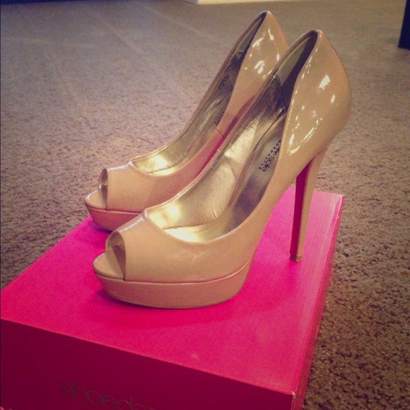 Shoedazzle Nude Pumps