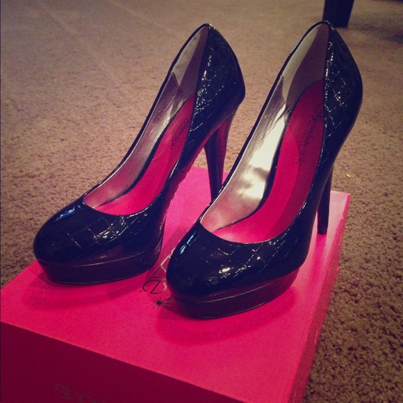 Black Shoedazzle Pumps