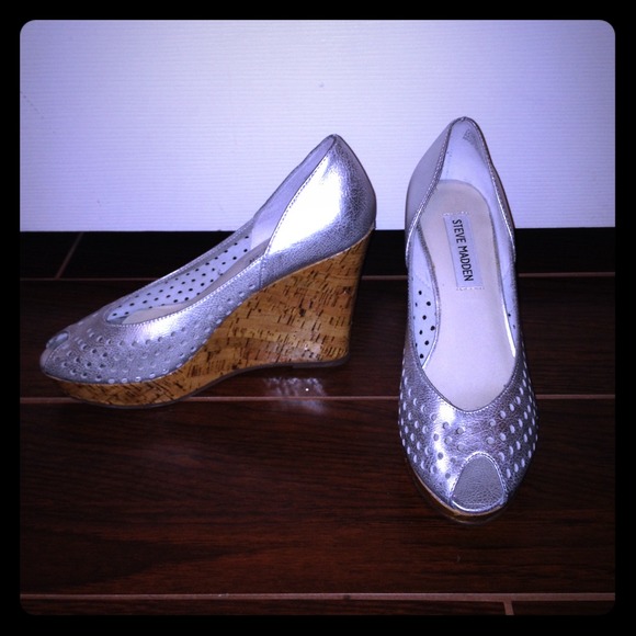 💗Silver Steve Madden wedge shoes sz 7💗 - Picture 1 of 3