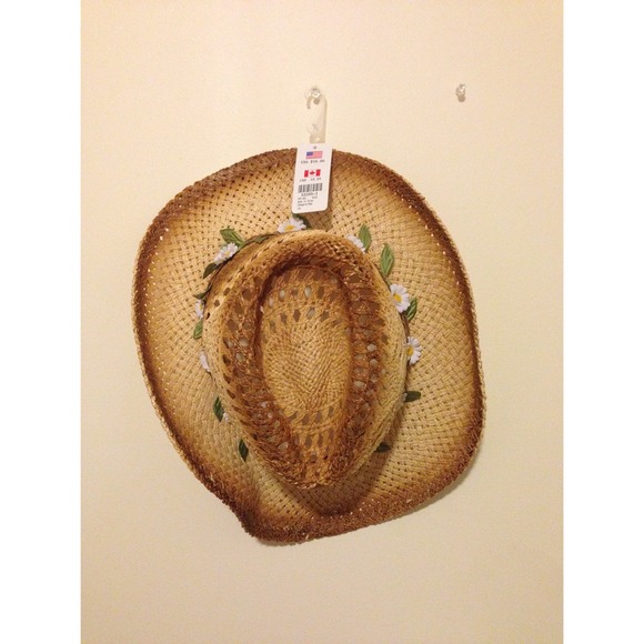 Cute hat with daisies!