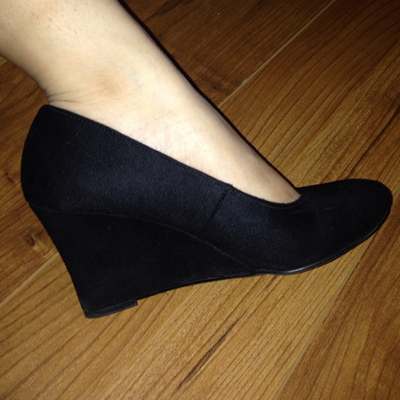 Black wedges