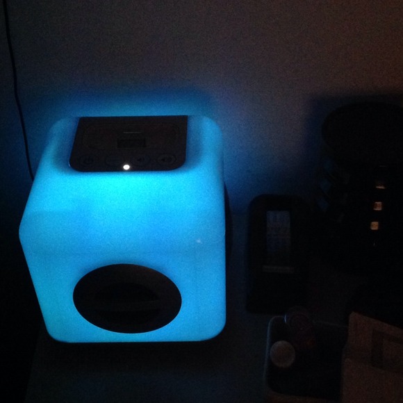 iHome .REDUCED.Color Cubed Speaker