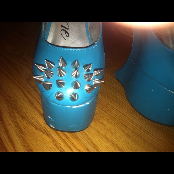 Blue Moon Heels - Picture 2 of 3