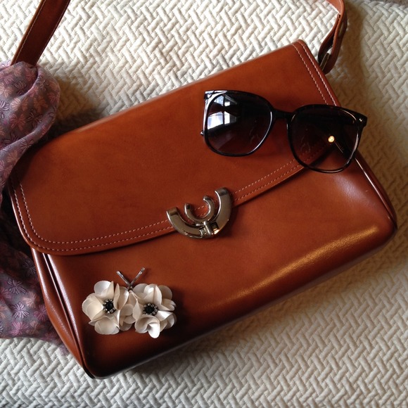 🎉 2X Host Pick 🎉 Vintage Handbag with mirror!
