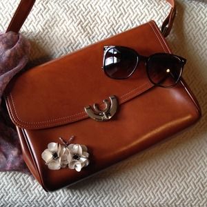 🎉 2X Host Pick 🎉 Vintage Handbag with mirror!