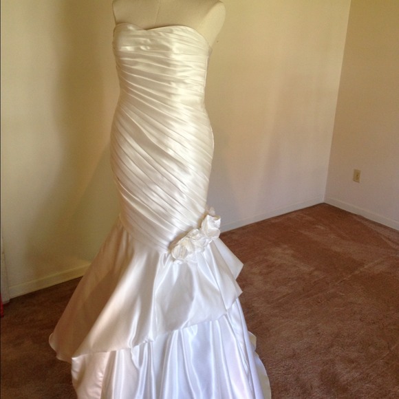 *NEW* Wedding Dress - Allure - Mermaid style