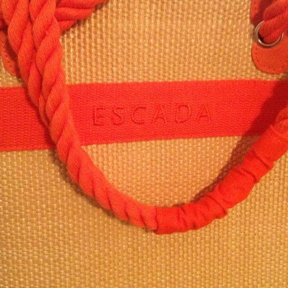 ☀Escada tote, perfect for the beach☀ - Picture 2 of 3