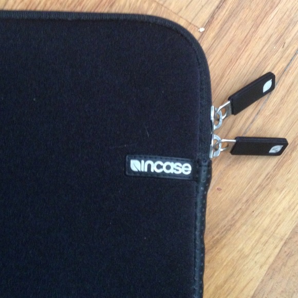 Incase computer case - Picture 2 of 3