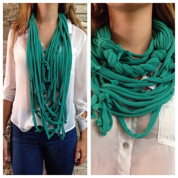 Dark green "necklace" - Picture 1 of 1