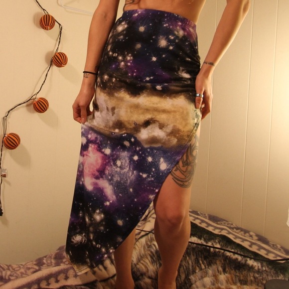 *BUNDLED* Asymmetrical High-Waisted Galaxy Skirt - Picture 1 of 3