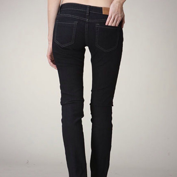 ⬇️SALE⬇️Great fitting dark denim skinny jeans - Picture 3 of 4