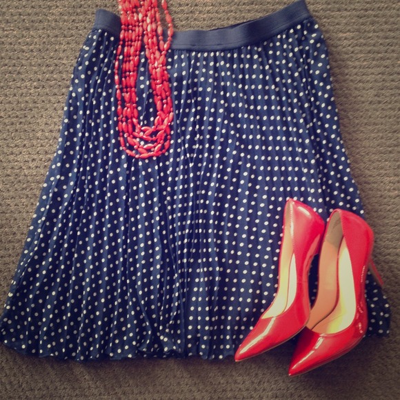 🎉SOLD ✨🎉 Forever 21 navy blue polka dot skirt