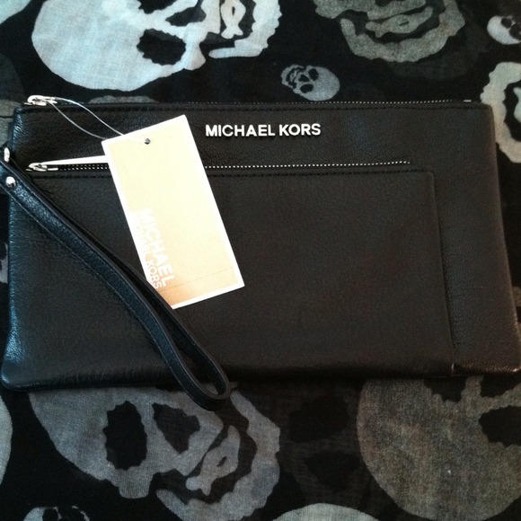🚫SOLD🚫Michael Kors Tippi Zip Clutch Black