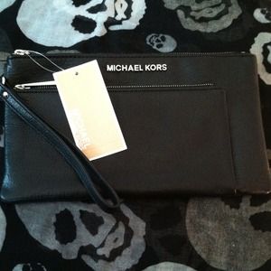 🚫SOLD🚫Michael Kors Tippi Zip Clutch Black
