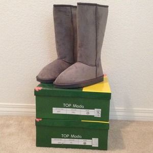 Bunde of grey long warm boots