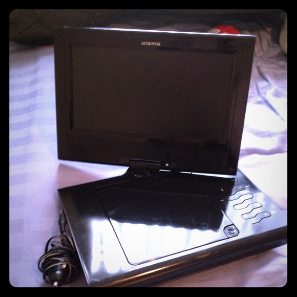 Audiovox Portable Swivel DVD player w/ car charger