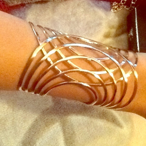 Metal arm clasp