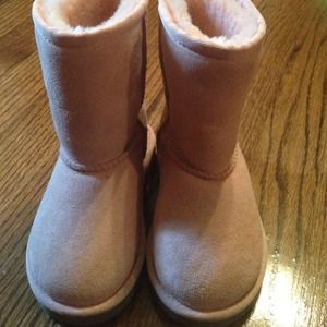 Uggs toddler size 8 hardly worn