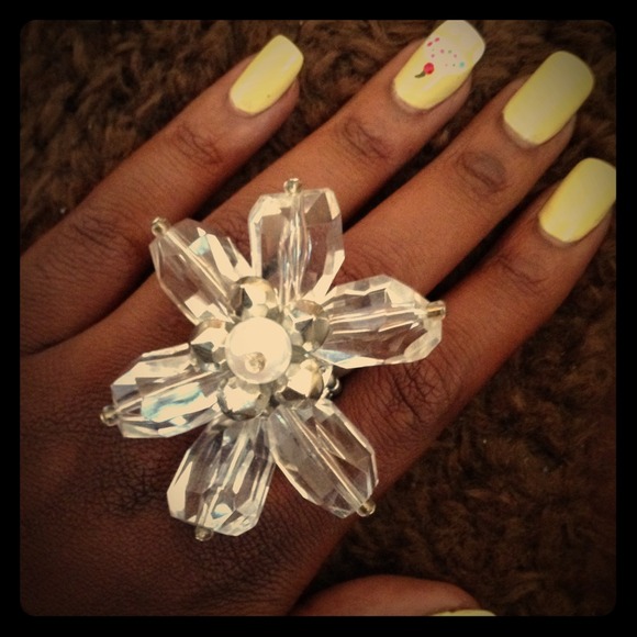 Flower gem stretchy ring.