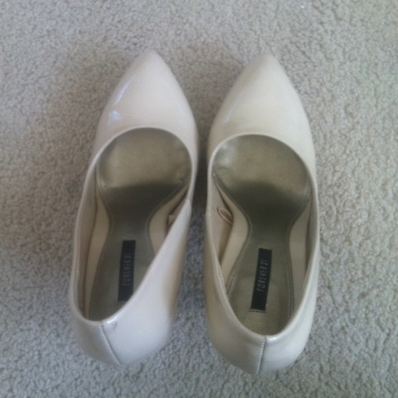 Off white pumps - Picture 2 of 4