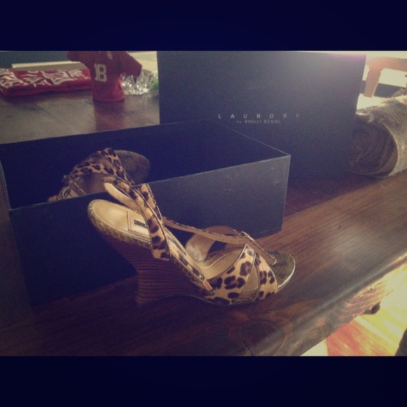 LAUNDRY by Shelli Segal Leopard heels