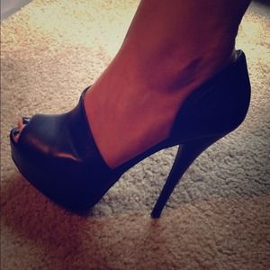 Black size 9 Halston heels