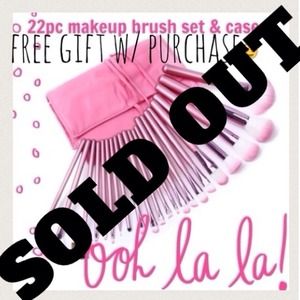 💝SALE💝22pc makeup brush set & case.
