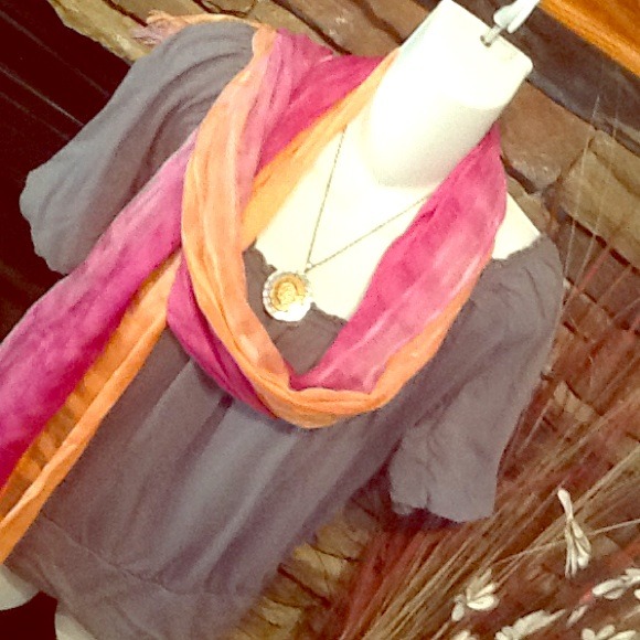 BUNDLED!!Great solid grey top.