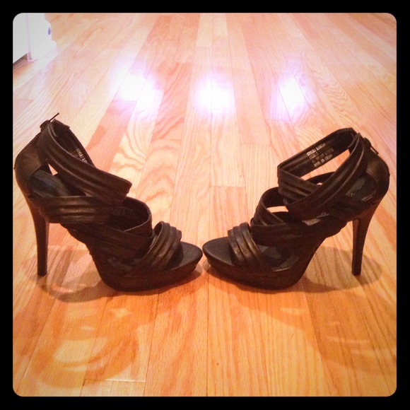 🚫SOLD🚫Black strappy heels! Beautiful! Zip backs!