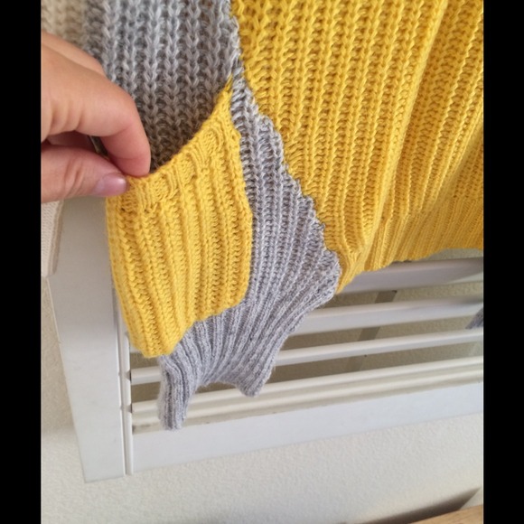 🚫SOLD IN BUNDLE🚫New Fun Color Block Sweater - Picture 4 of 4