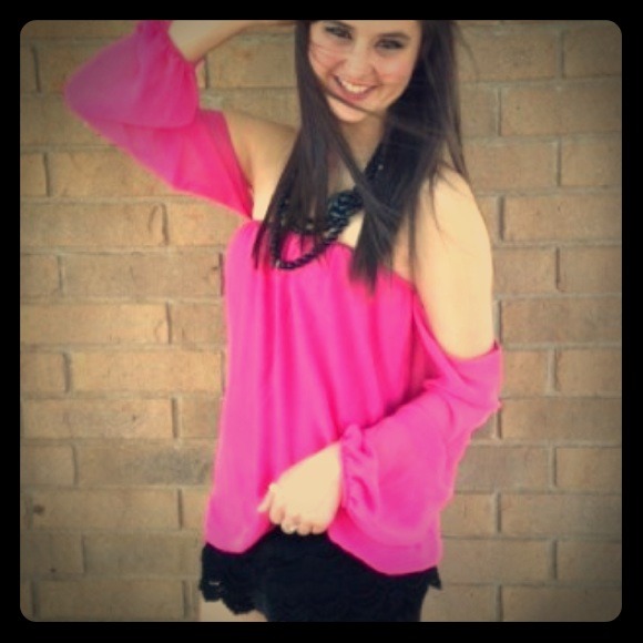🚫REDUCED AGAIN 🎀 Pink off the shoulder top!