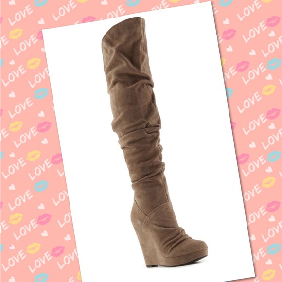 Knee high wedged slouch suede boots!
